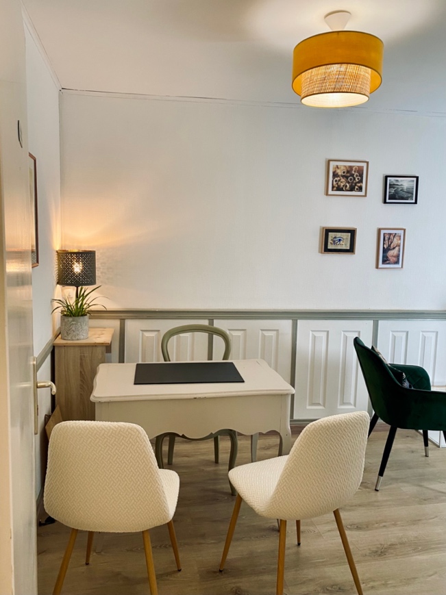 Bureau et fauteuils dans la salle de consultation du cabinet